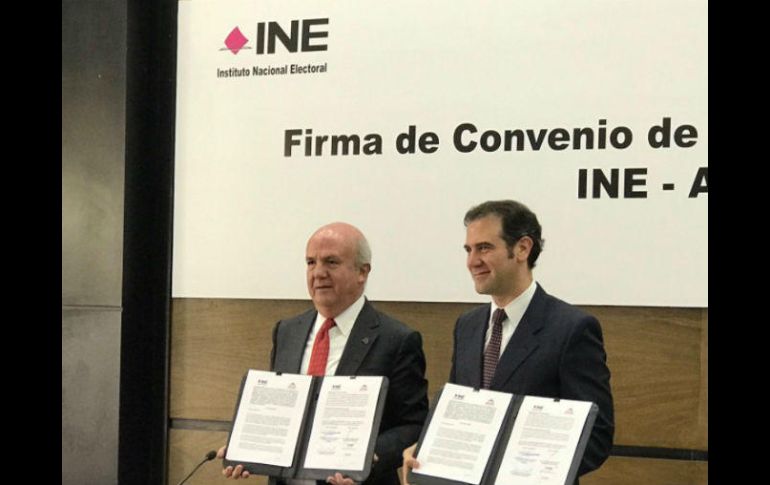 Lorenzo Córdova participó en la firma del Convenio de colaboración entre el INE y la ANTAD. TWITTER / @INEMexico