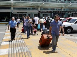 Durante los viajes largos, de más de cuatro horas hay que mover las piernas y tratar de caminar para activar la circulación sanguínea. EL INFORMADOR / ARCHIVO