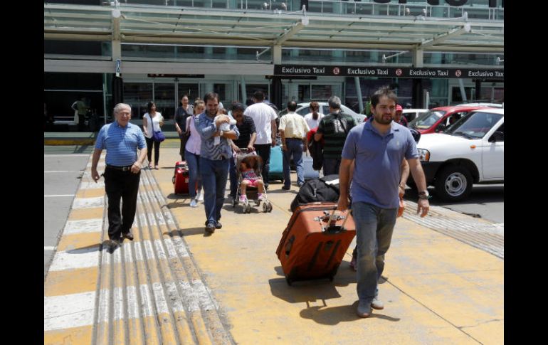 Durante los viajes largos, de más de cuatro horas hay que mover las piernas y tratar de caminar para activar la circulación sanguínea. EL INFORMADOR / ARCHIVO