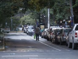 La calle Libertad donde coexisten espacios de parquímetros virtuales y franeleros. EL INFORMADOR / A. Camacho