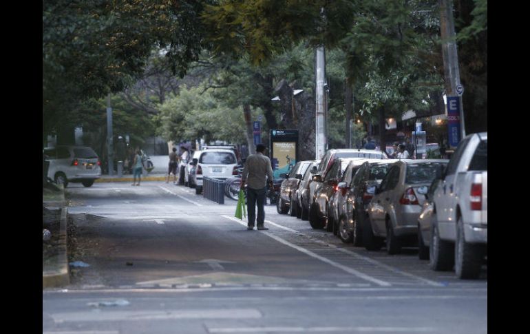 La calle Libertad donde coexisten espacios de parquímetros virtuales y franeleros. EL INFORMADOR / A. Camacho