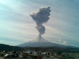 La red de monitoreo sísmico en el Volcán de Fuego El Colima se fortifica. AP / ARCHIVO