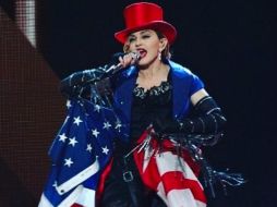 Madonna publicó varias imágenes donde se ve desnuda y cubierta por la bandera de su país. INSTAGRAM / madonna