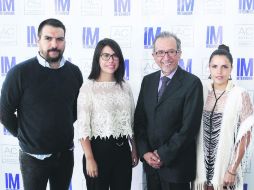 Talento. Los diseñadores Abel López y Laura Espinoza; Héctor Reyes, presidente de Intermoda, y la diseñadora, Alejandra Márquez. EL INFORMADOR / A. Camacho