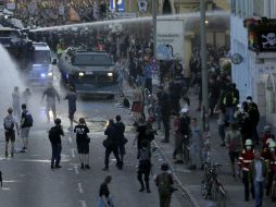 La marcha, encabezada con una gran pancarta que pedía 'pulverizar' el G-20, quería rodear el centro de convenciones. AP / M. Schreiber