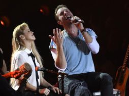 Chris Martin se llevó las palmas al cantar en español junto a Shakira. AP / J. Meyer