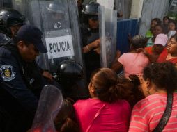 En un video puede verse que empleados de penal dan la lista de los 28 occisos entre los reclamos de los presentes. AFP / F. Robles