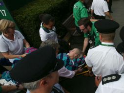 Después de unos 20 minutos, Bethanie salió en camilla de la cancha 17 rumbo al hospital. AFP / D. Leal-Olivas