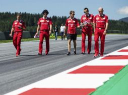 Integrantes de la escudería Ferrari, encabezados por el piloto Sebastian Vettel (centro), recorren el trazado del Red Bull Ring. EFE / C. Bruna