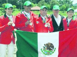 Manuel González, Alejandro Mills, Juan Carlos Álvarez del Castillo y Arturo Parada, son su medalla de plata. ESPECIAL /