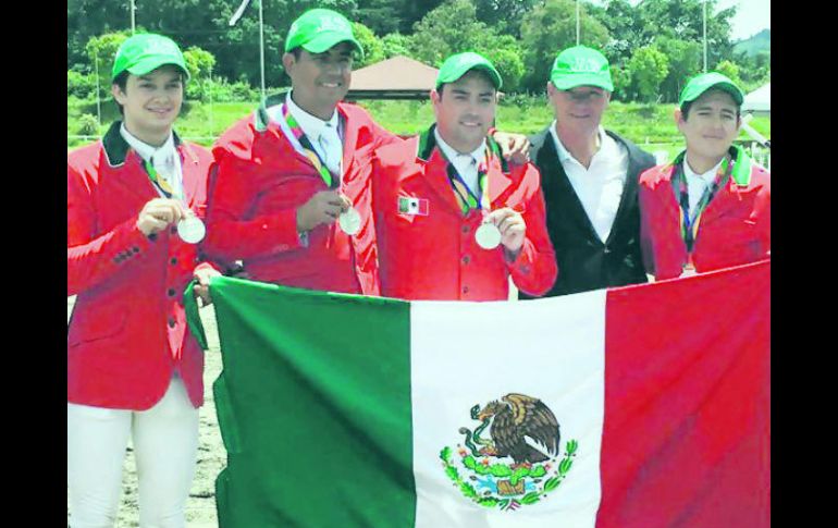 Manuel González, Alejandro Mills, Juan Carlos Álvarez del Castillo y Arturo Parada, son su medalla de plata. ESPECIAL /