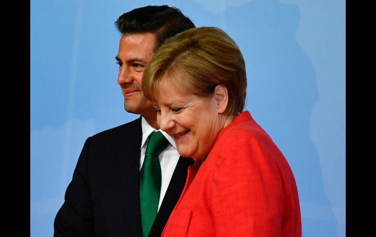 El Presidente Enrique Peña Nieto y la canciller alemana, Angela Merkel. AFP / T. Schwarz