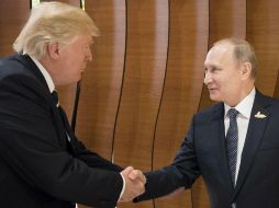 Mientras asesores tomaban sus asientos en torno a una amplia mesa, Trump le dio la mano a Putin y ambos sonrieron. EFE / S. Kuggler