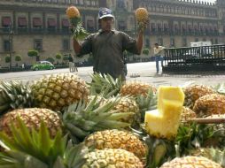 Esta fruta es ideal para incluirla en la dieta diaria, pues una taza de piña en pedazos contiene tan sólo en promedio 83 calorías. AP / ARCHIVO