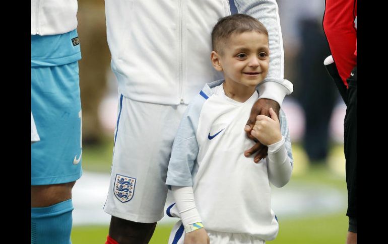 Bradley sujeta la mano de Jermain Defoe durante el partido de clasificación mundialista Inglaterra-Lituania. AP / ARCHIVO