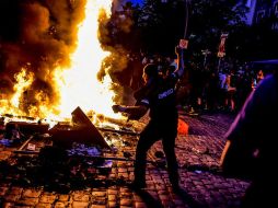 La mayoría de las marchas fueron pacíficas y hasta creativas, pero algunos lanzaron bombas molotov, tubos de hierro y piedras. EFE / F. Singer