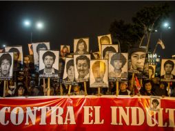 Los manifestantes lanzaron arengas afirmando que el indulto 'es una burla'. AFP / E. Benavides