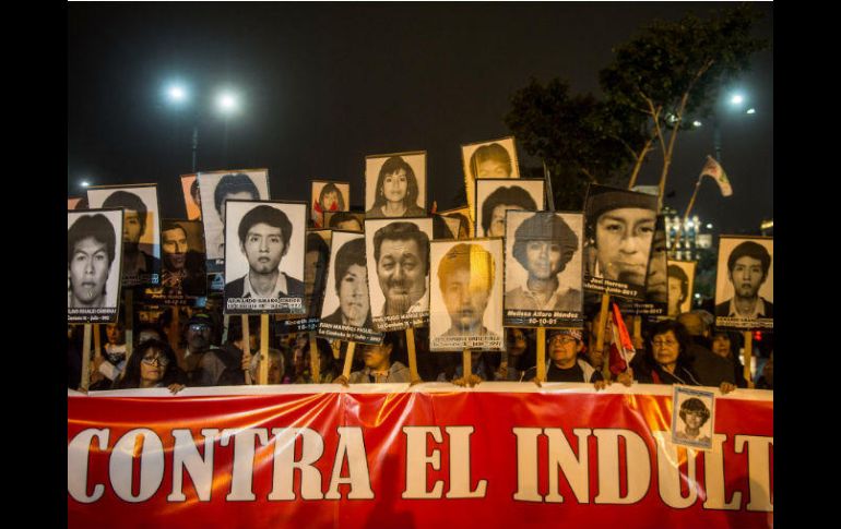 Los manifestantes lanzaron arengas afirmando que el indulto 'es una burla'. AFP / E. Benavides