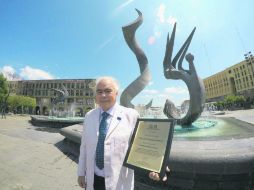 Escultor. Víctor Manuel Contreras con el reconocimiento por su escultura. EL INFORMADOR / A. Camacho