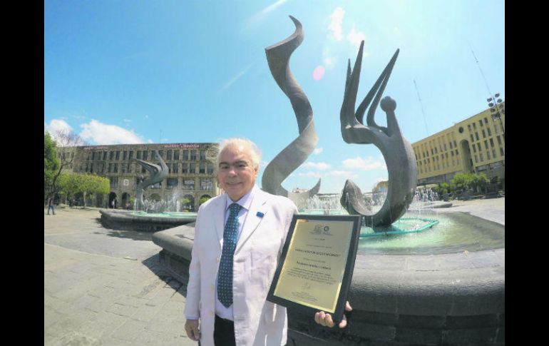 Escultor. Víctor Manuel Contreras con el reconocimiento por su escultura. EL INFORMADOR / A. Camacho