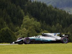 Valtteri Bottas (Mercedes) marca el mejor tiempo, al cubrir los cuatro mil 318 metros del circuito de Estiria en un minuto. AP / D. Bandic