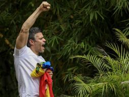 López se asomó a saludar a sus partidarios desde su residencia ondenado una bandera venezolana. EFE / M. Gutiérrez