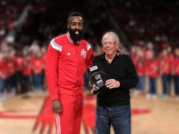 Leslie Alexander (D), propietario de los Rockets, elogia la 'ética de trabajo' de Harden (I). TWITTER / @HoustonRockets