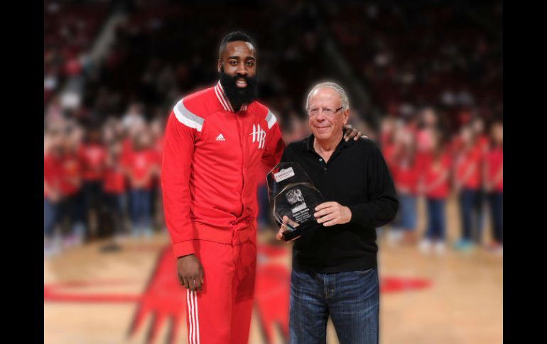 Leslie Alexander (D), propietario de los Rockets, elogia la 'ética de trabajo' de Harden (I). TWITTER / @HoustonRockets