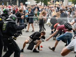 Durante la manifestación ‘Solidaridad sin fronteras en lugar del G20’, los policías usan gas pimienta contra los manifestantes. NTX / C. Gateau