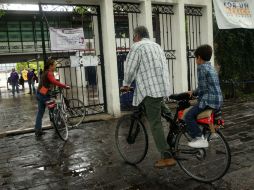 Familias enteras llegaban hasta las casillas, algunas de ellas a bordo de su bicicleta. EL INFORMADOR / M. Vargas