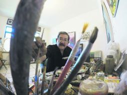 Rincones. Luis Valsoto posa desde uno de sus estudios, ubicado en el Centro de Guadalajara. EL INFORMADOR / A. Camacho