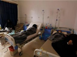 Varios pacientes yemeníes reciben tratamiento para el cólera por un fuerte brote en un hospital de Sanaía, en Yemen. EFE / Y. Arhab