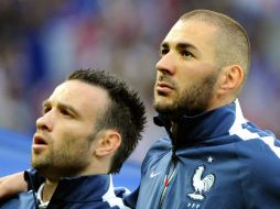 Karin Benzema (D) está acusado de tentativa de chantaje con video sexual al también futbolista francés Mathieu Valbuena (I). AFP / ARCHIVO