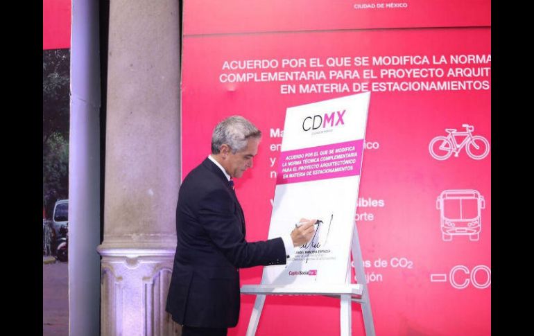 El jefe de gobierno, Miguel Ángel Mancera, durante la promulgación de la norma. TWITTER / @ManceraMiguelMX