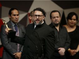 Amir Galván, uno de los directores de 'La 4ta compania', sostiene el Ariel a mejor película. AP / R. Blackwell