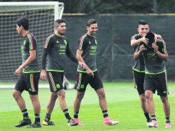 Ambiente. Algunos jugadores de la Selección mexicana bromearon durante su primera práctica en Denver. EFE / J. Méndez