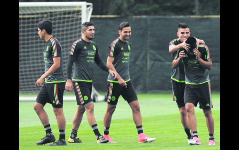 Ambiente. Algunos jugadores de la Selección mexicana bromearon durante su primera práctica en Denver. EFE / J. Méndez