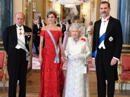 Los monarcas españoles asisten a un banquete de estado en la sala de bailes del Palacio de Buckingham. EFE /