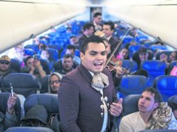 Los pasajeros del primer vuelo fueron recibidos con mariachi. ESPECIAL /