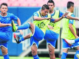 La Selección de El Salvador realiza estiramientos en el Sports Authority Field. EFE /