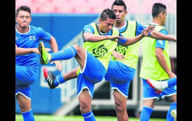 La Selección de El Salvador realiza estiramientos en el Sports Authority Field. EFE /