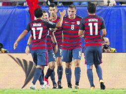 Jordan Morris (#8) es felicitado por sus compañeros de la Selección de Estados Unidos después de anotar su primer gol contra Martinica. AP /