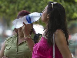 Beber agua alivia la fatiga, conserva un buen estado de ánimo y disminuye la probabilidad de enfermarse. NTX / ARCHIVO