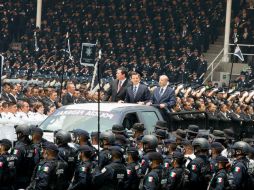 El Presidente Peña Nieto, Osorio Chong y Renato Sales pasan revista a elementos de la Policía Federal, en su 89 aniversario. EFE / Presidencia