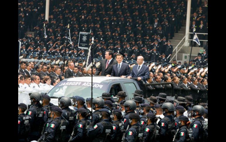 El Presidente Peña Nieto, Osorio Chong y Renato Sales pasan revista a elementos de la Policía Federal, en su 89 aniversario. EFE / Presidencia