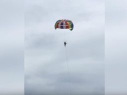 Hussey, de 71 años, se impactó contra el agua desde una altura de unos 40 metros. YOUTUBE /  matichon tv