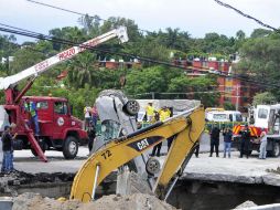 El hoyo que se originó en la carretera México-Cuernavaca provocó la muerte de dos personas. EFE / E. Zapata