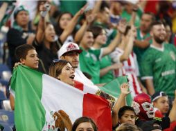 Aficionados de México gritan durante el partido de Copa Oro contra Jamaica en el Sport Authority Field, en Denver. EFE / J. Méndez