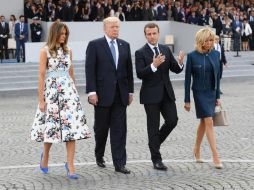 Al finalizar el desfile, Trump y Macron platican brevemente junto a las dos primeras damas de ambos países. EFE / C. Archambault