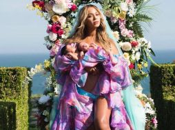 Vestida con una especie de velo azul y un vestido estampado, descalza y mostrando las piernas, la cantante tiene en brazos a sus hijos. INSTAGRAM / beyonce